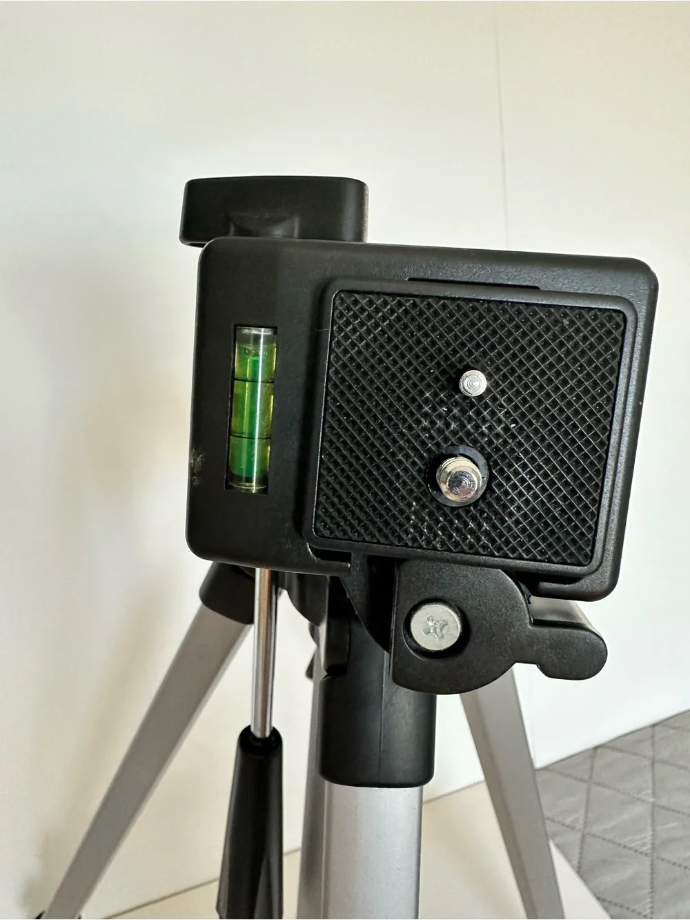Dynex DX-NW080 Tripod w/case